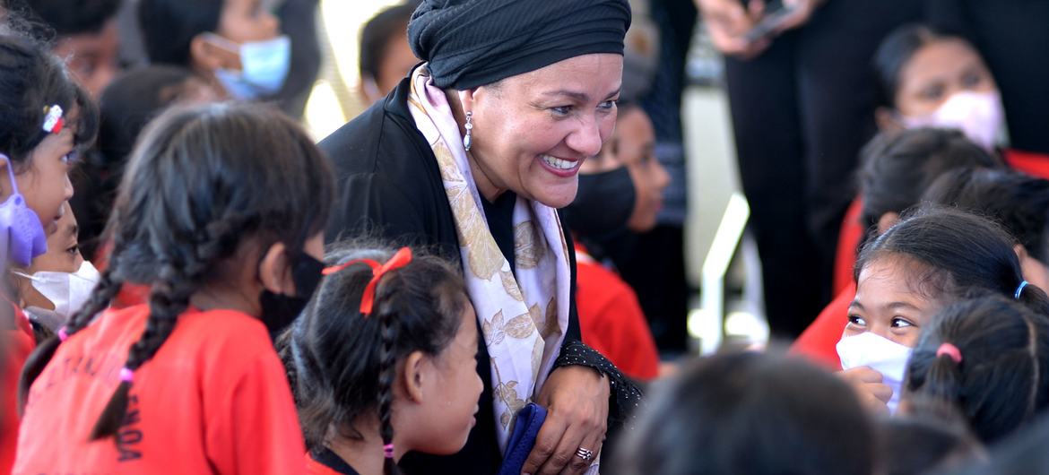 Wakil Sekretaris Jenderal PBB Amina Mohammed bertemu dengan siswa di Sekolah Dasar Tanjong Benoa di Bali, Indonesia.