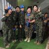 ديليا أحمتوفا (الثانية على اليمين) من كازاخستان من قوات حفظ السلام التابعة للأمم المتحدة التي تعمل مع قوة الأمم المتحدة المؤقتة في لبنان (اليونيفيل)، مع زميلاتها من قوات حفظ السلام.