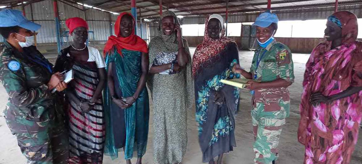 A raíz de las denuncias de violencia sexual y de género contra las mujeres que recogen leña en Rubkona (Sudán del Sur), la capitana Irene Wilson Muro y la comandante Winnet Zharare (segunda por la derecha) se pusieron en contacto con las mujeres de la zon