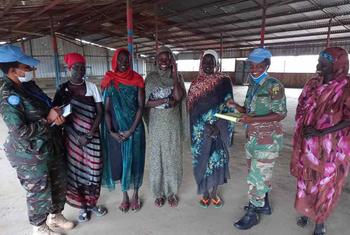 Le major Winnet Zharare (2e à partir de la droite) et le capitaine Irene Wilson Muro rencontrent des femmes sud-soudanaises à la suite d'allégations de violences sexuelles contre des femmes alors qu'elles récoltaient du bois à Rubkhona.