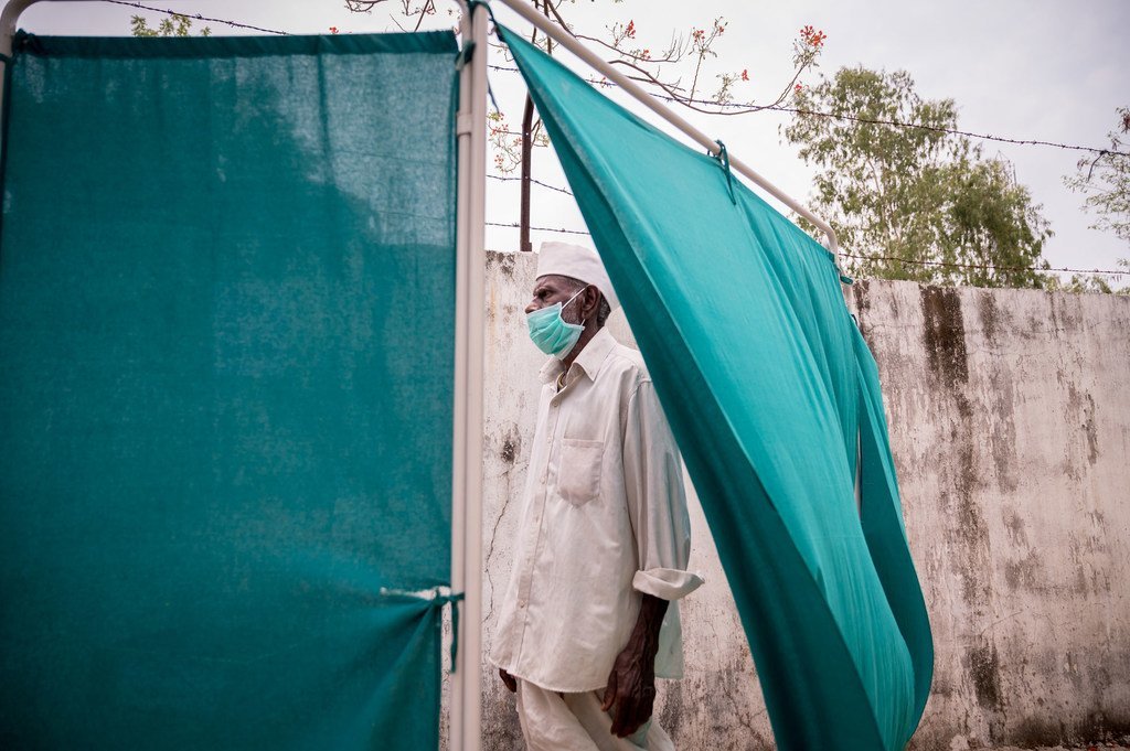 En India, un hombre acude a centro sanitario para una prueba de tuberculosis. 