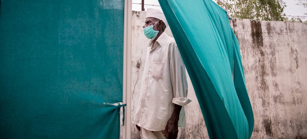 En India, un hombre acude a centro sanitario para una prueba de tuberculosis. 