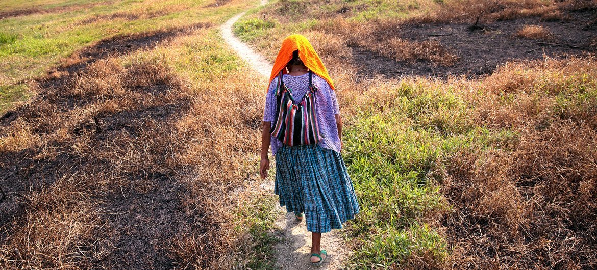 ग्वाटेमाला में मारिया बा काआल नामक इस महिला को सेना द्वारा ग़ुलाम बनाए जाने के अभियान से बचकर संयुक्त राष्ट्र के एक स्वैच्छिक कोष से मदद हासिल हुई.