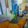 تعطي ممرضة مادة الميثادون لمدمن سابق على الهيروين في فييت نام.
