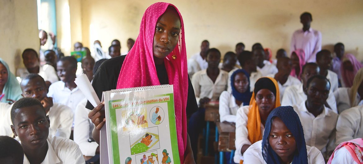 Une jeune volontaire donne des conseils aux élèves sur la santé sexuelle et reproductive dans un lycée au Tchad