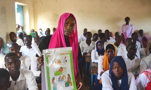 Une jeune volontaire donne des conseils aux élèves sur la santé sexuelle et reproductive dans un lycée au Tchad
