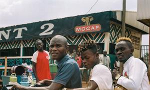 Charles travaille comme chauffeur de taxi-moto à Bangui, en République centrafricaine.