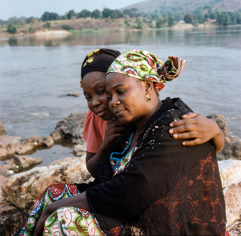 Aicha a été secourue par des amies après avoir été attaquée.