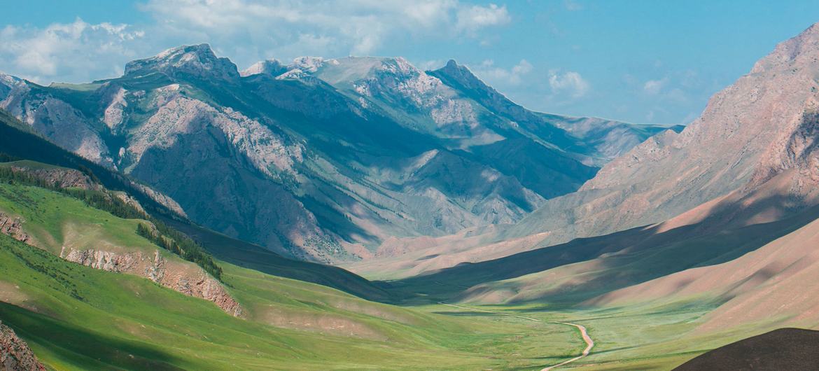 Quirguistão na Ásia Central. Mais de 500 milhões de pessoas vivem nas 32 nações em desenvolvimento e sem acesso ao litoral