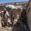 अफ़ग़ानिस्तान के पक्तिका प्रान्त में भूकम्प में ध्वस्त हो गए एक घर में पिता अपने पुत्र के साथ.