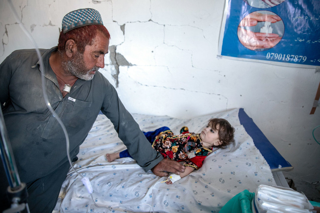 فتاة تبلغ من العمر عاما تستريح في عيادة صحية للطوارئ بعد انتشالها من تحت أنقاض منزلها المنهار، الذي دمر خلال الزلزال الذي ضرب بكتيكا بأفغانستان.