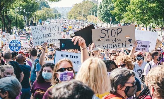 अमेरिका के वाशिंगटन डीसी शहर में, अक्टूबर 2021 में, गर्भपात अधिकारों के समर्थन में मार्च.