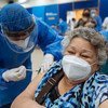 इक्वाडोर में वेनेज़्वेला की एक शरणार्थी को कोविड-19 वैक्सीन की ख़ुराक दी जा रही है. 
