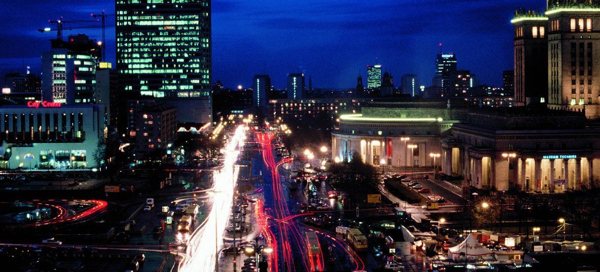 Poland's capital, Warsaw, at night. (file photo)