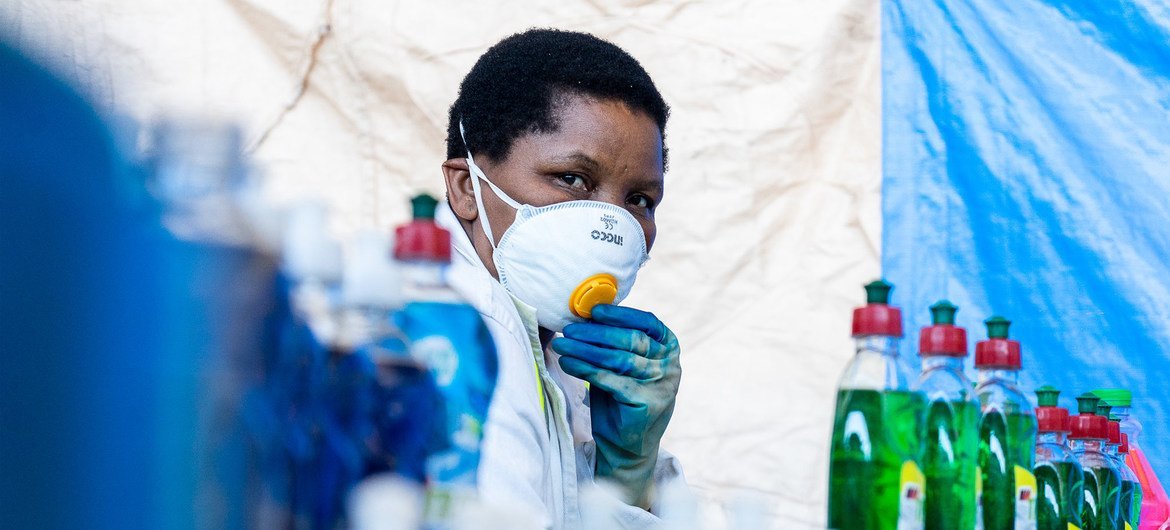 新冠疫情期间，津巴布韦首都哈拉雷的一家清洁剂生产商开始生产免水洗手液。