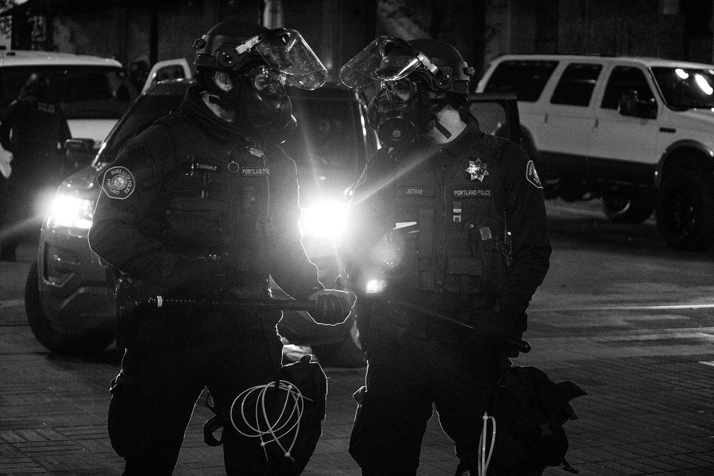 警察与美国俄勒冈州波特兰市“黑人的生命也是命”抗议活动中与示威者对峙。