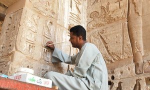 埃及开罗的工作人员正在修复古迹。