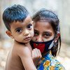 Los niños mayores de 5 años en Bangladesh obligados a llevar mascarillas durante la pandemia COVID-19.