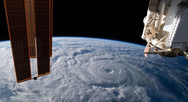Vista satelital desde la Estación Espacial Internacional de un huracán.