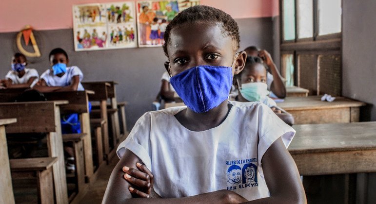 Escolas abriram em 10 de agosto na RD Congo. OMS deu orientações sobre uso de máscaras.
