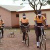 Des élèves ghanéens portant un masque sur leurs visages sur le chemin de l'école
