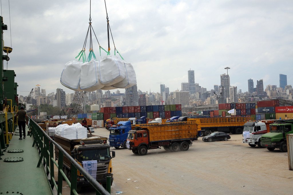 Une cargaison de 12 500 tonnes de farine de blé fournie par le Programme alimentaire mondial est déchargée dans le port de Beyrouth, au Liban.