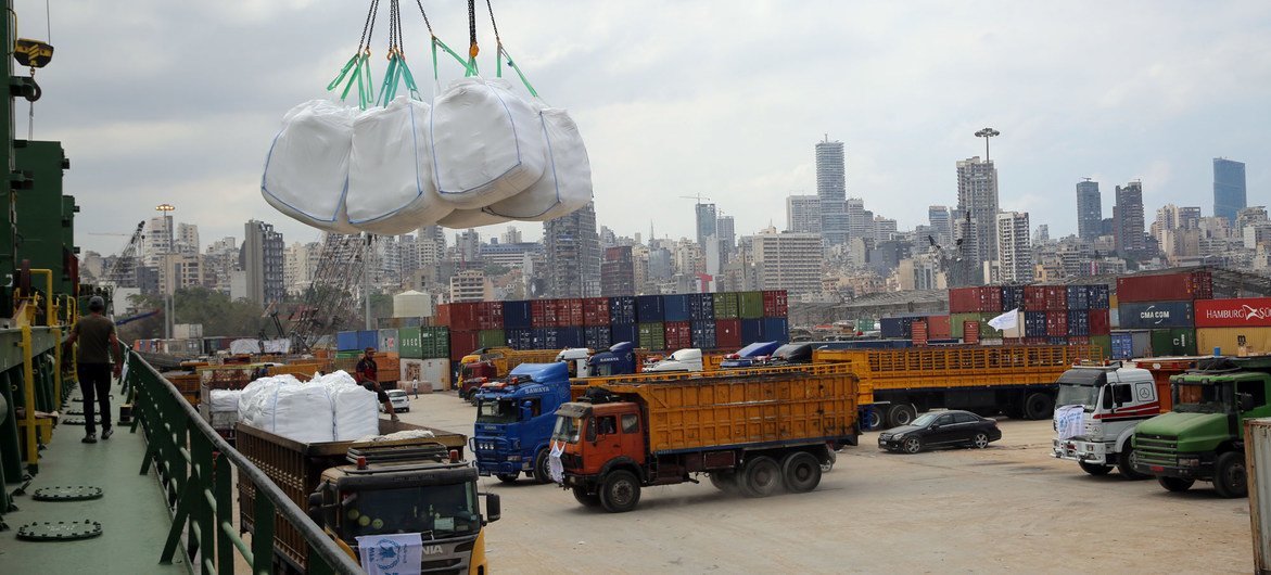 Carregamento de ajuda alimentar do PMA sendo descarregado no Porto de Beirute