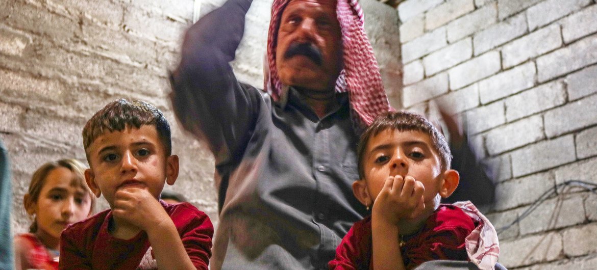 Элиас и его семья, - езиды, которые подвергались жестоким преследованиям при ИГИЛ, сейчас они находятся в своем доме в Заху на севере Ирака.