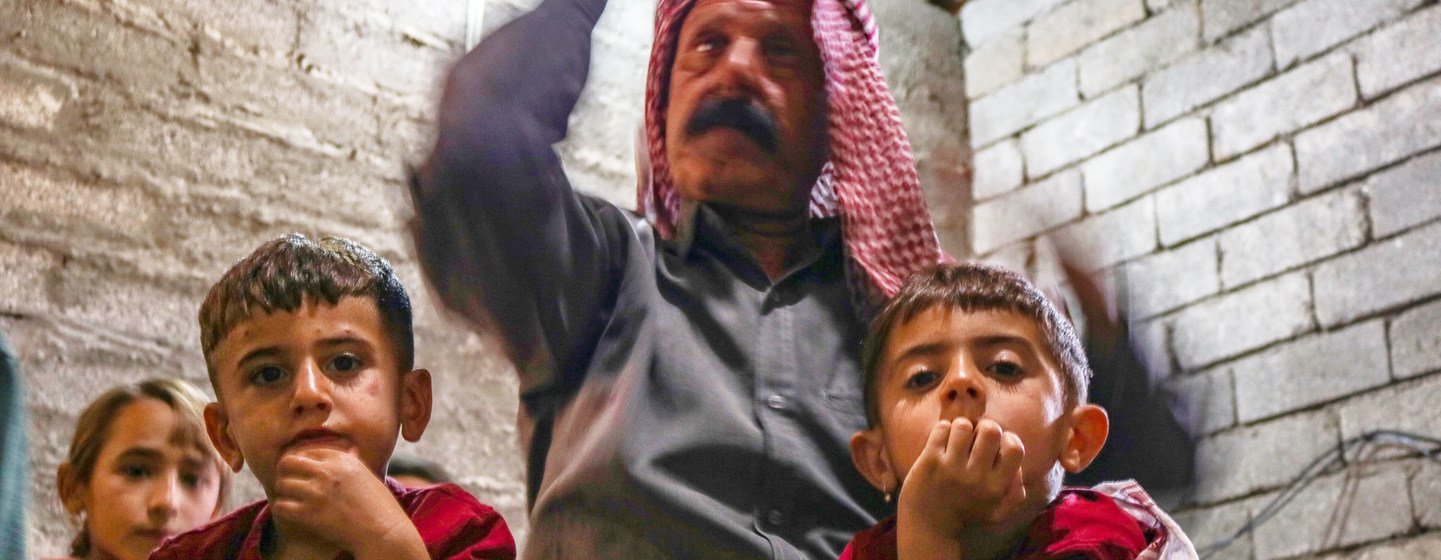 إلياس وعائلته، ينتمون إلى الطائفة الإيزيدية التي تعرضت بشدة إلى الاضطهاد بواسطة تنظيم داعش. 