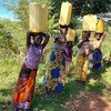 Des jeunes filles transportent de l'eau depuis une source en Ituri, en RDCongo.