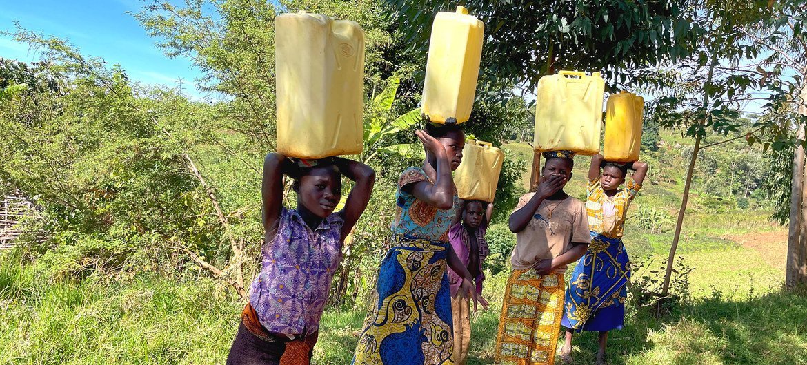 Des jeunes filles transportent de l'eau depuis une source en Ituri, en RDCongo.