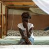 Una niña de diez años se escapó de casa tras descubrir que su familia planeaba formarla como practicante de la MGF. Ahora vive en una casa segura de UNICEF en Port Loko, Sierra Leona, y va a la escuela.