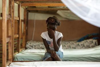 Una niña de diez años se escapó de casa tras descubrir que su familia planeaba formarla como practicante de la MGF. Ahora vive en una casa segura de UNICEF en Port Loko, Sierra Leona, y va a la escuela.