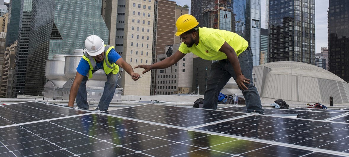 在印度政府的资助下，联合国纽约总部的会议大楼安装了太阳能电池板。
