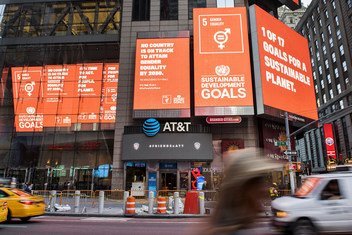 Des panneaux publicitaires présentant les Objectifs de développement durable (ODD) à Times Square, à New York. (19 septembre 2019)