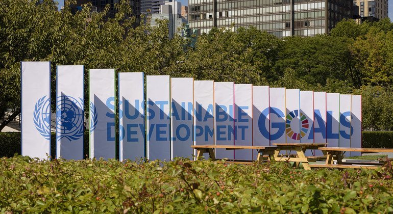 Bannières des objectifs de développement durable (ODD) au Siège de l’ONU à New York.