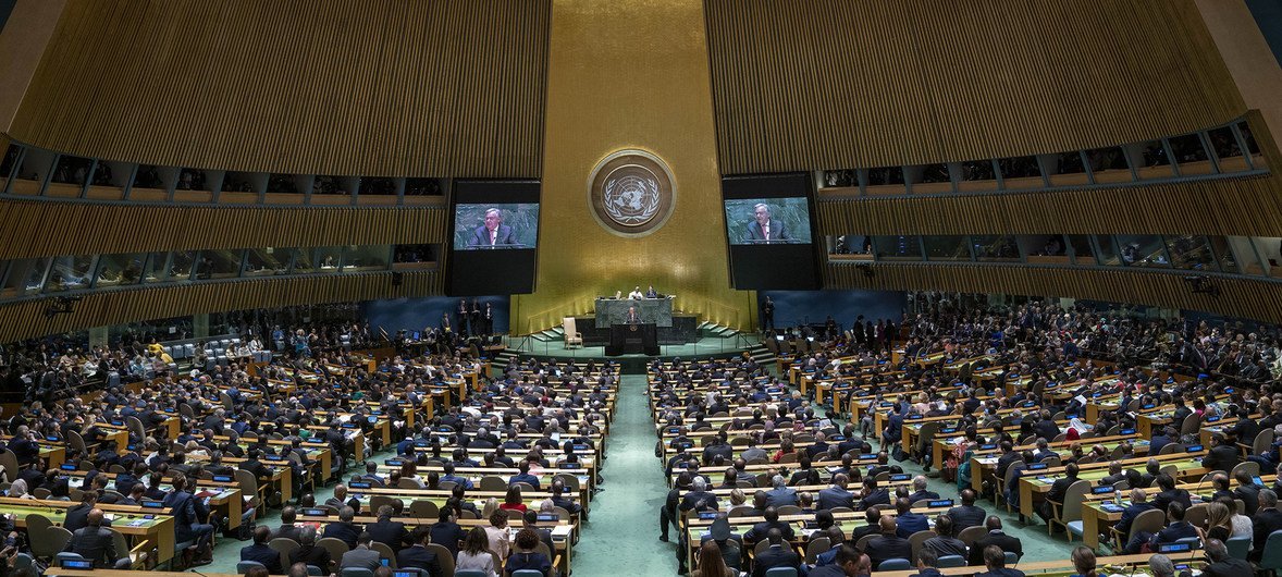 Vue de la salle de l'Assemblée générale pendant que le Secrétaire général des Nations Unies, António Guterres, prononce un discours à l'ouverture du débat général de la 74e session.