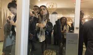 مندوبون ومسؤولون وموظفو الأمم المتحدة خارج قاعة الجمعية العامة قبيل افتتاح أعمال الدورة 74.