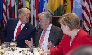 الأمين العام للأمم المتحدة أنطونيو غوتيريش (الوسط) مع دونالد ترامب رئيس الولايات المتحدة الأمريكية (يسار)، وأنجيلا ميركل، مستشارة ألمانيا، في مأدبة غداء سنوية للدول الأعضاء في الأمم المتحدة عقب افتتاح الدورة 7