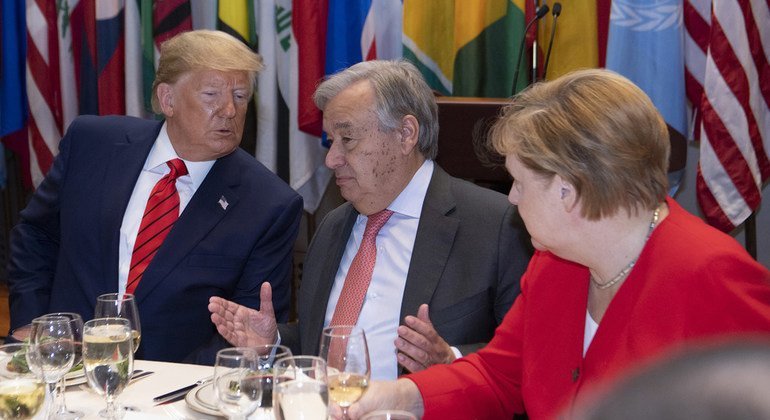 Katibu Mkuu wa UN Antonio Guterres (kati) akiwa na Rais Donald Trump wa Marekani (kushoto) na Kansela wa Ujerumani Angela Merkel (kulia) wakati wa mlo wa mchana kando mwa UNGA74