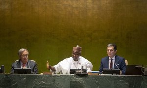 Tijjani Muhammad-Bande (au centre), président de l'Assemblée générale des Nations Unies, ouvre le débat général de la 74e session de l'Assemblée aux côtés du Secrétaire général de l’ONU António Guterres (gauche)
