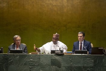 Tijjani Muhammad-Bande (au centre), président de l'Assemblée générale des Nations Unies, ouvre le débat général de la 74e session de l'Assemblée aux côtés du Secrétaire général de l’ONU António Guterres (gauche)