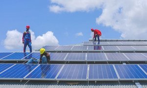 作为联合国开发计划署牵头的绿色翻新项目的一部分，技术人员在南苏丹拉贾夫的一所警察学院安装太阳能电池板。(2018年8月21日)