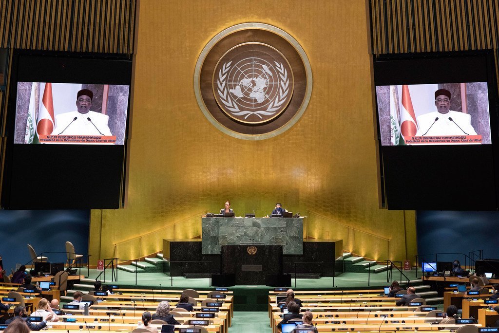 Le Président du Niger, Mahamadou Issoufou (sur l'écran), s'exprime devant l'Assemblée générale des Nations Unies.