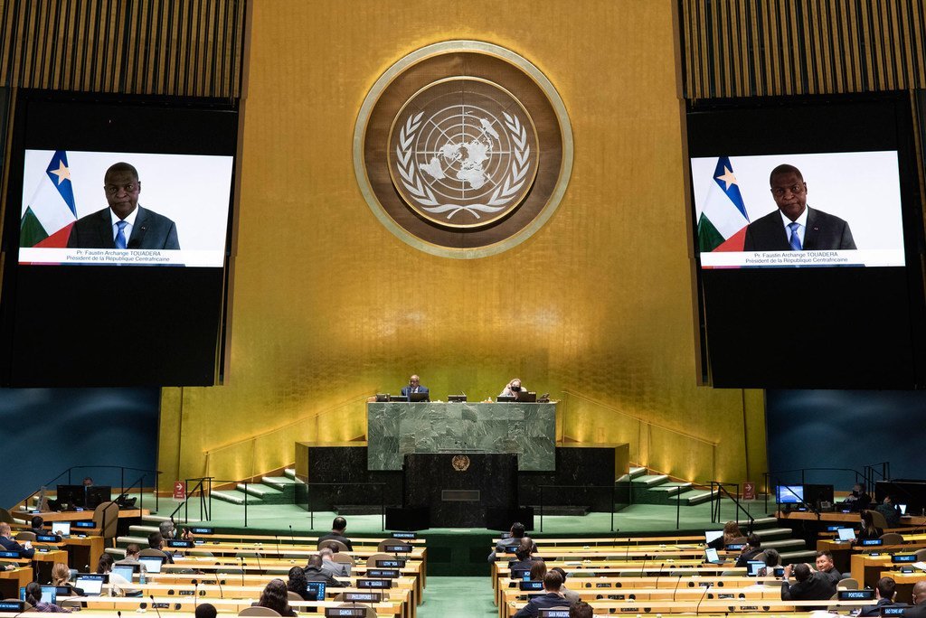 Faustin Archange Touadéra (sur l'écran), Président la République centrafricaine, prend part au débat général de la 75ème session de l'Assemblée générale.