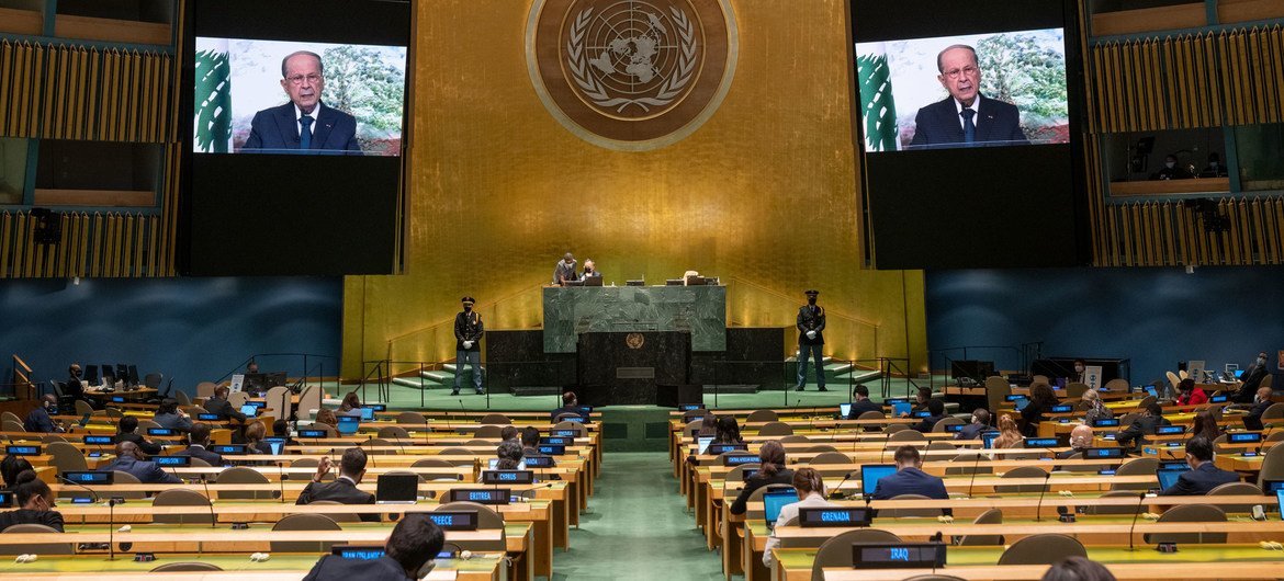 الرئيس اللبناني، ميشال عون، (يظهر على الشاشتين) يلقي كلمة في المناقشة العامة للدورة الـ 76 للجمعية العامة للأمم المتحدة.