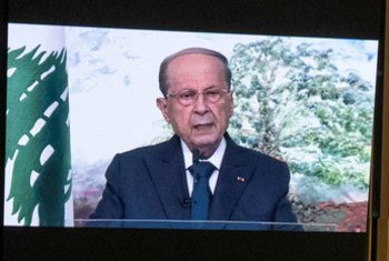 الرئيس اللبناني، ميشال عون، (يظهر على الشاشتين) يلقي كلمة في المناقشة العامة للدورة الـ 76 للجمعية العامة للأمم المتحدة.