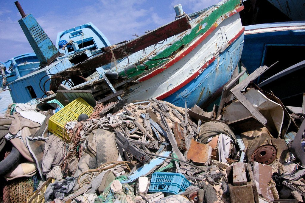 Cimetière de bateaux à Lampedusa où les embarcations utilisées par des migrants sont placées avant d'être détruites.