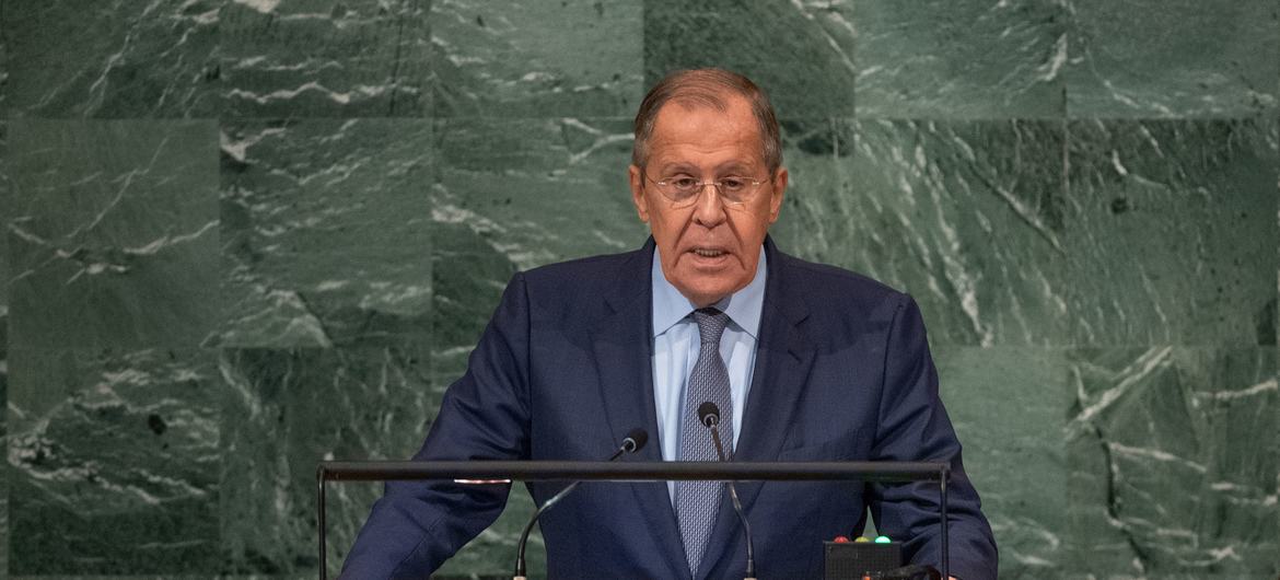 El ministro de Asuntos Exteriores de Rusia, Sergey Lavrov, habla en el podio de la Asamblea General.