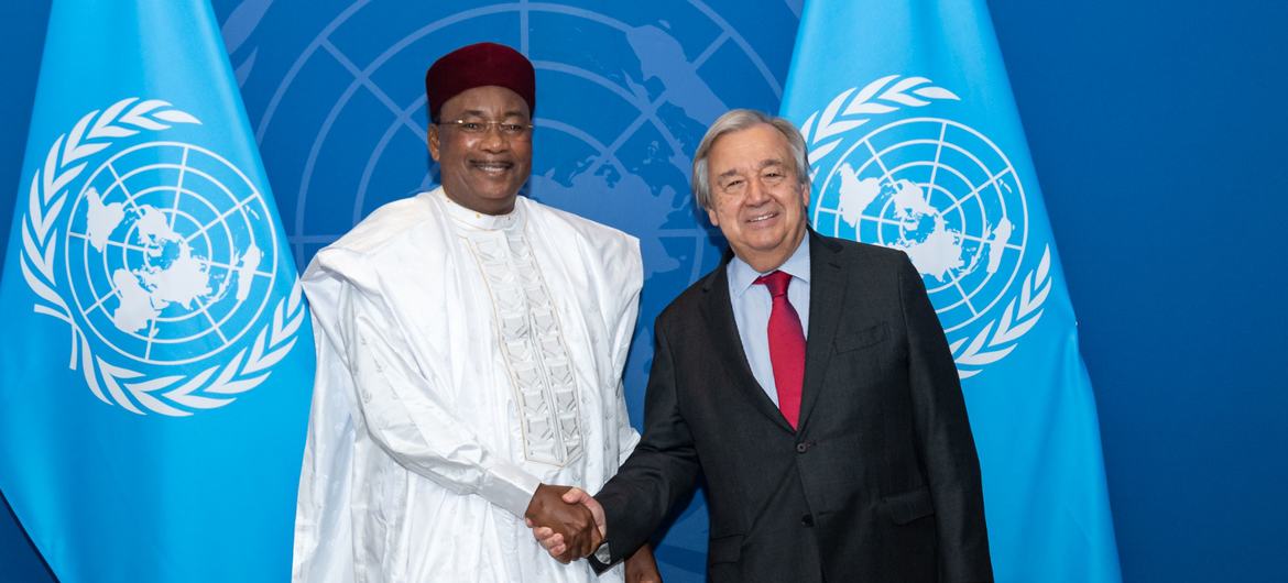 Secretary General António Guterres (right) meets with Mahamadou Issoufou, Chairman of the Independent High Commission on Security, Governance and Development in the Sahel.